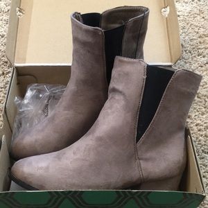 NWT Brown Ankle Booties. Women. Sz Large (9)